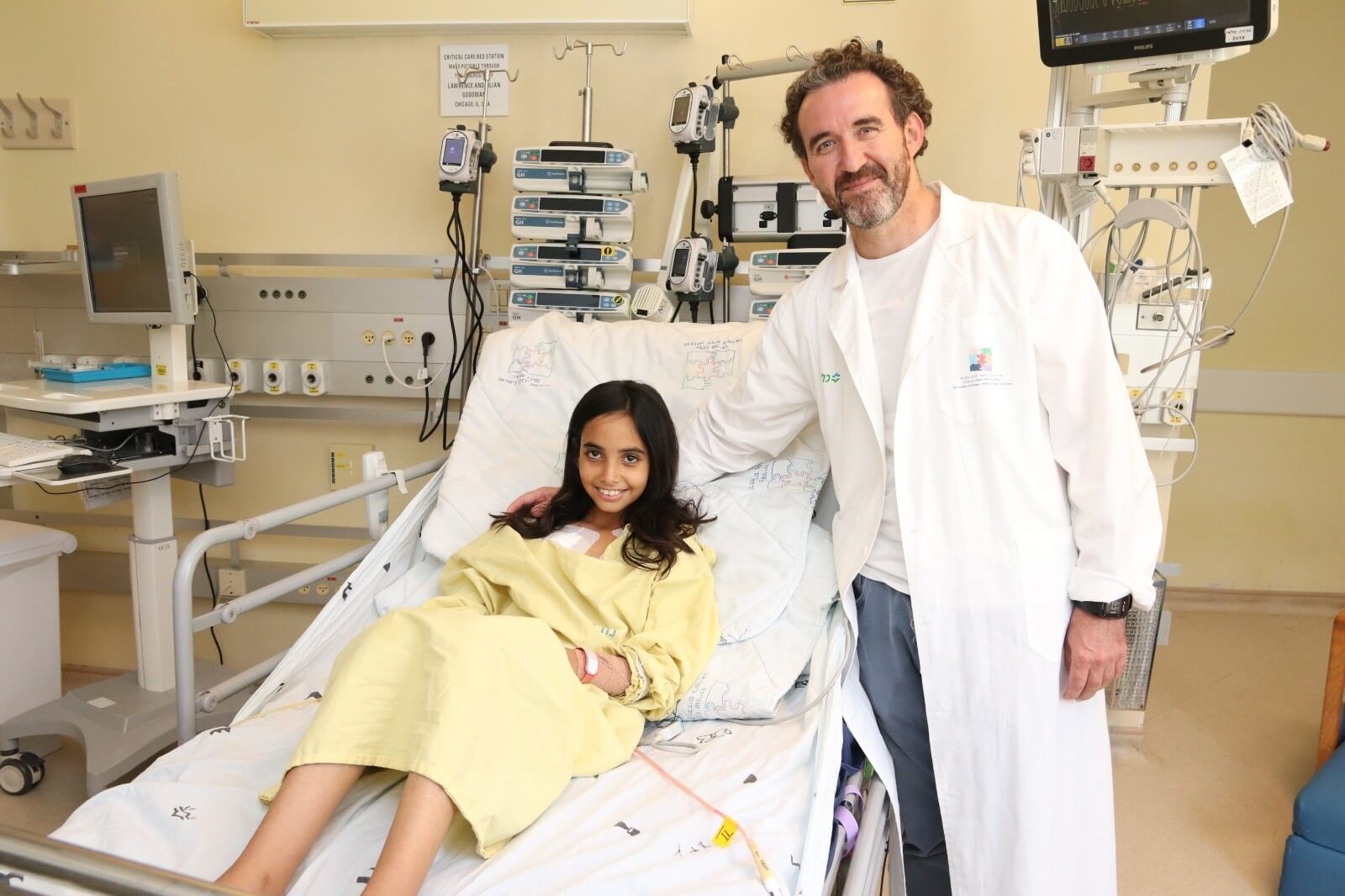 המושתלת דלאל בת ה-11 עם המנתח ד