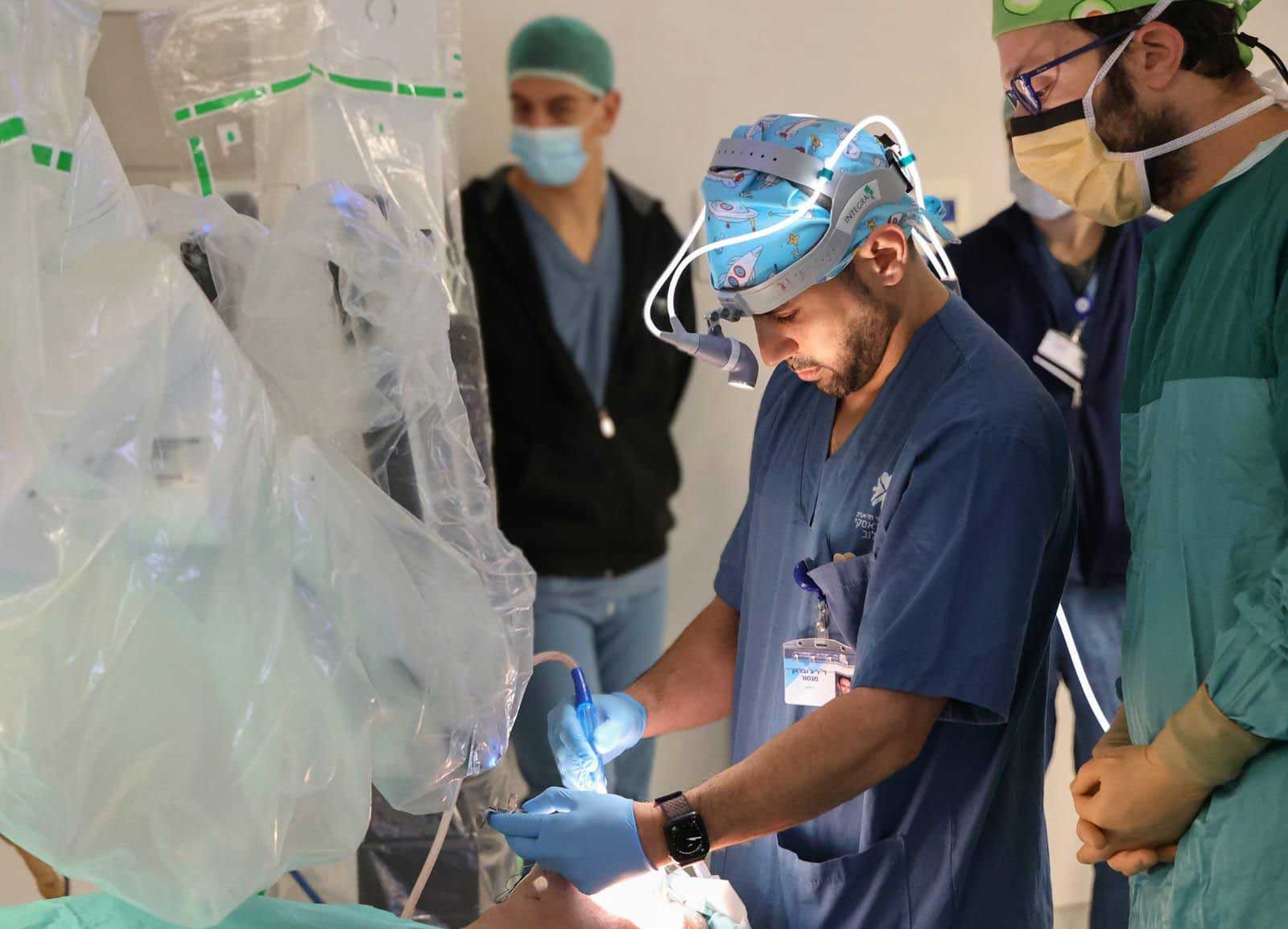 ד"ר מנסור ג'ובראן נתח את איגור. צילום: ג'ני ירושלמי