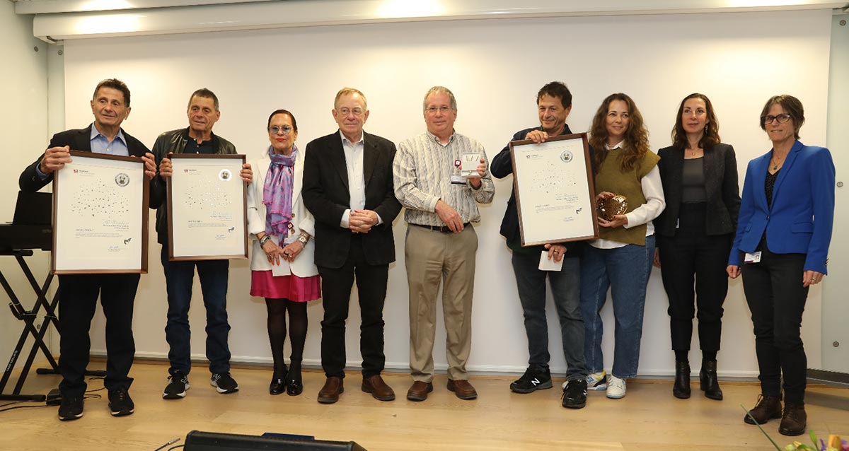 אודי אנג'ל ומשפחתו לצד צוות בית החולים בהובלת פרופ' מיקי הלברטל. צילום: רמב