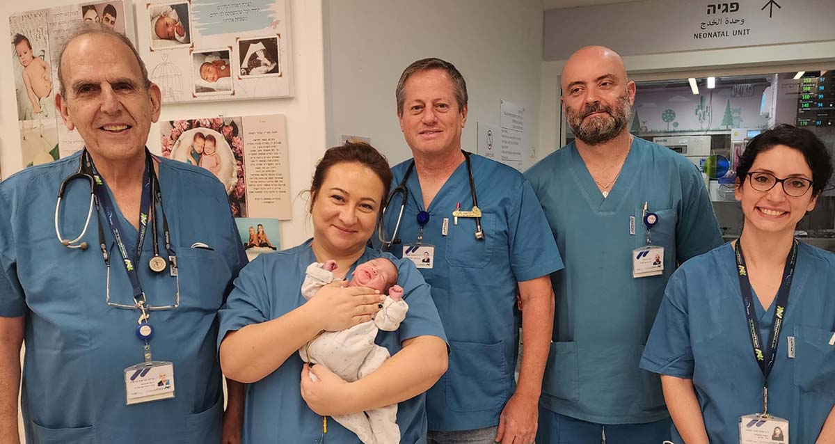 התינוקת עם צוות הפגייה. צילום: אסותא אשדוד