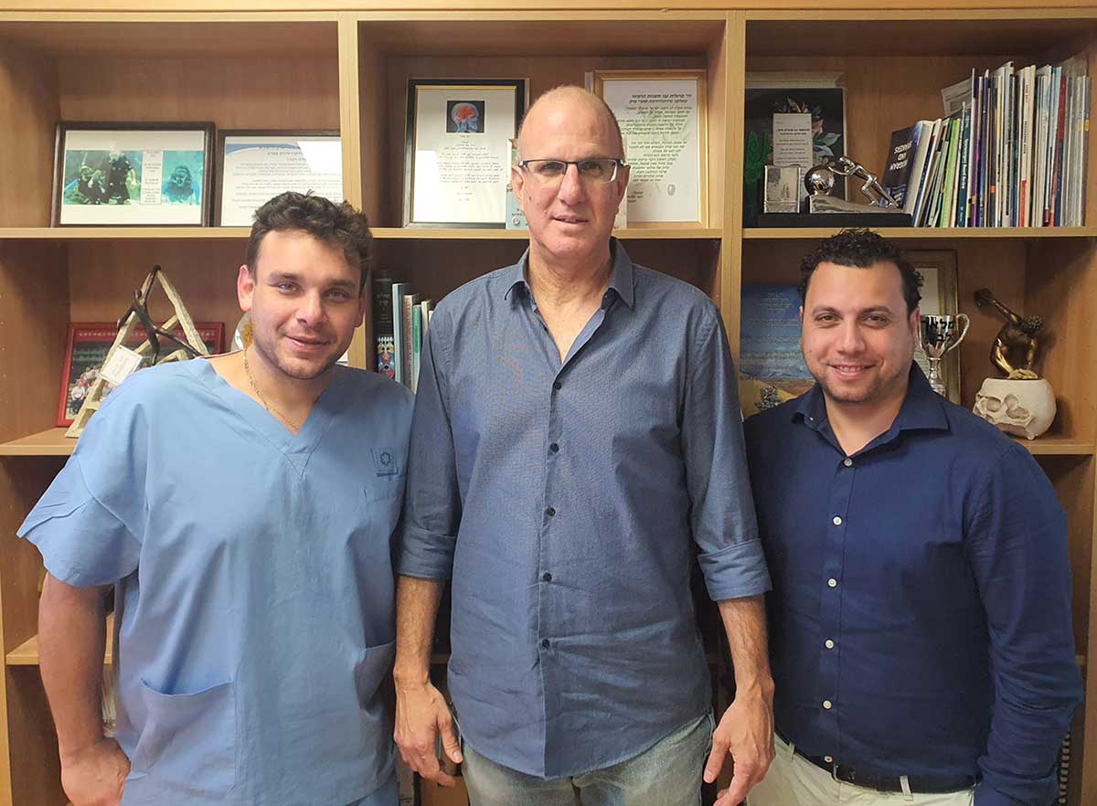 מימין: ד"ר אחמד מסוודה, ד"ר נבות מרגלית וד"ר סזר מזרחי שניתח את האבא. צילום: שערי צדק