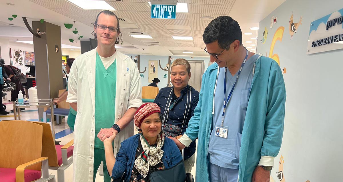 ד״ר דוד חזון, המטופלת נורילה, עלמה המטפלת של נורילה, וד״ר סטפן מאוסבך. צילום: שערי צדק