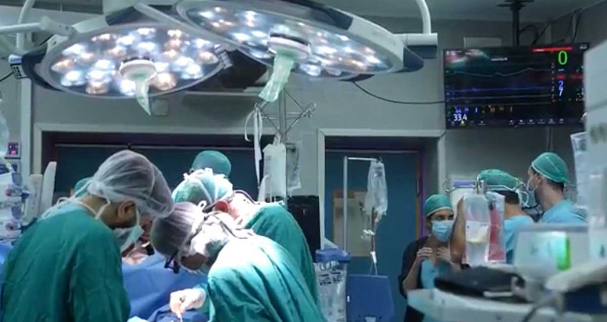 פרופסור דן ערבות ופרופסור ירון ברק בעת השתלת הלב. צילום: בילינסון