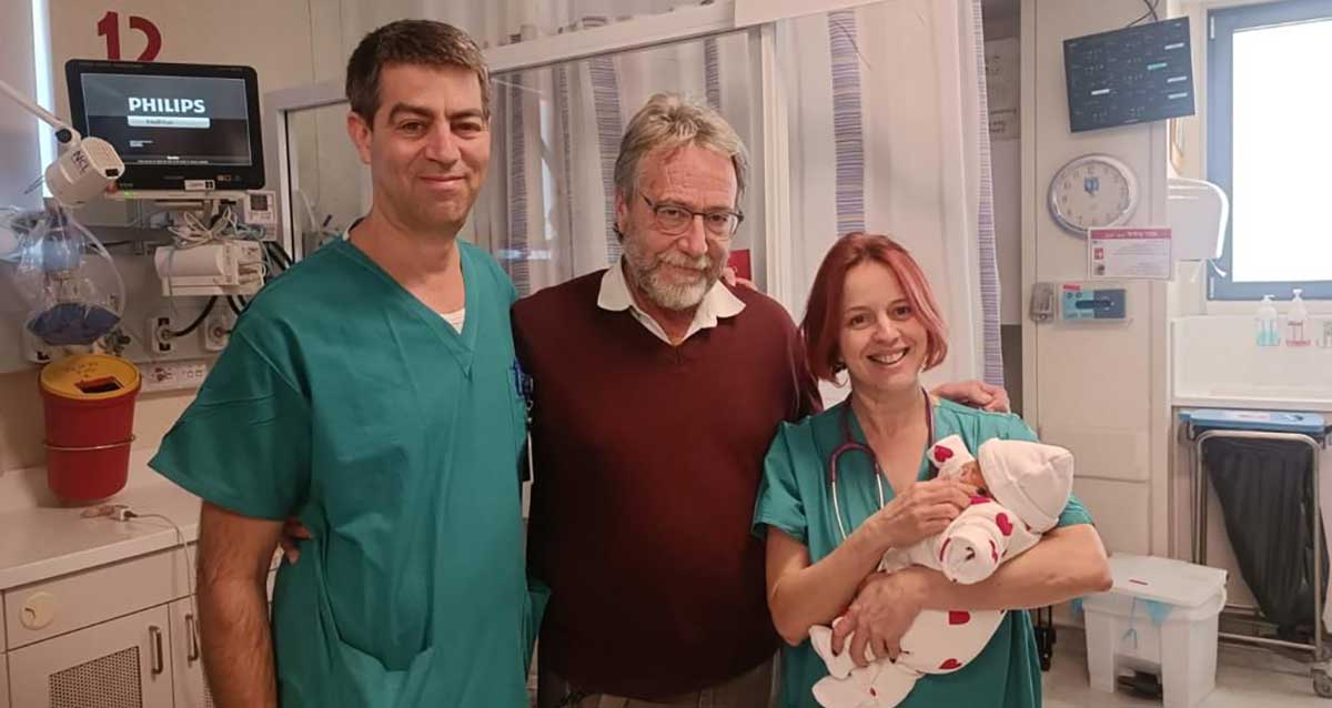 התינוקת עם הצוות הרפואי שהציל אותה. צילום: הדסה