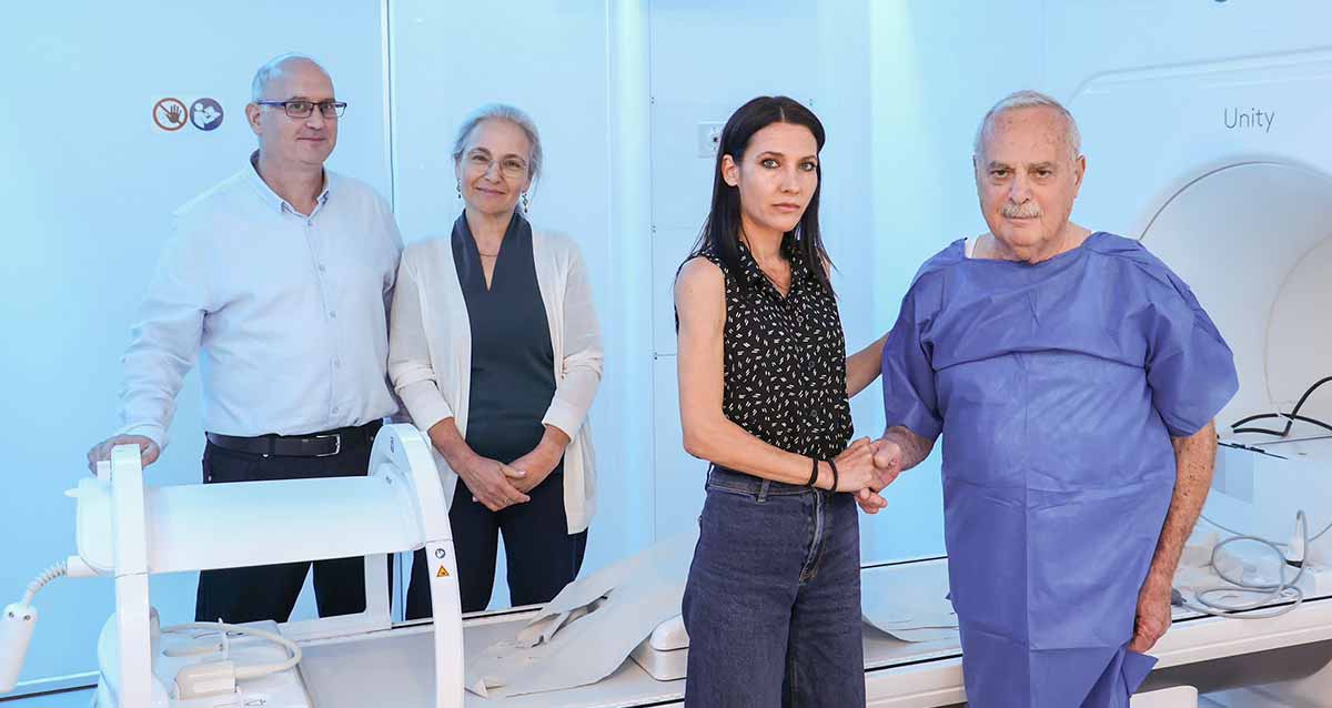 שלמה פלדהיים (מימין), המטופל הראשון שעבר קרינה במכשיר, המקרינה ד״ר יסמין עוז, ד״ר אורית גוטפילד מנהלת מכון הקרינה, ונתן שטראוס הפיזיקאי הראשי של מכון הקרינה. צילום: ג׳ני ירושלמי