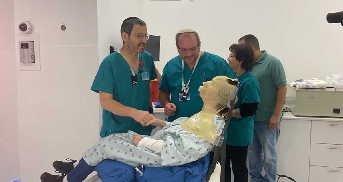טיפול ראשון בארץ בהקרנת פרוטונים. צילום: הדסה